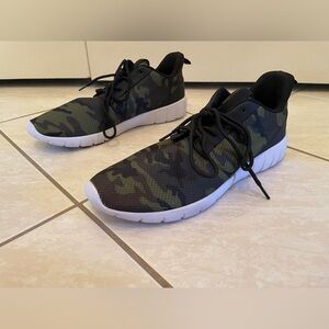 H&M Men's Black and Green Camo Athletic Shoes